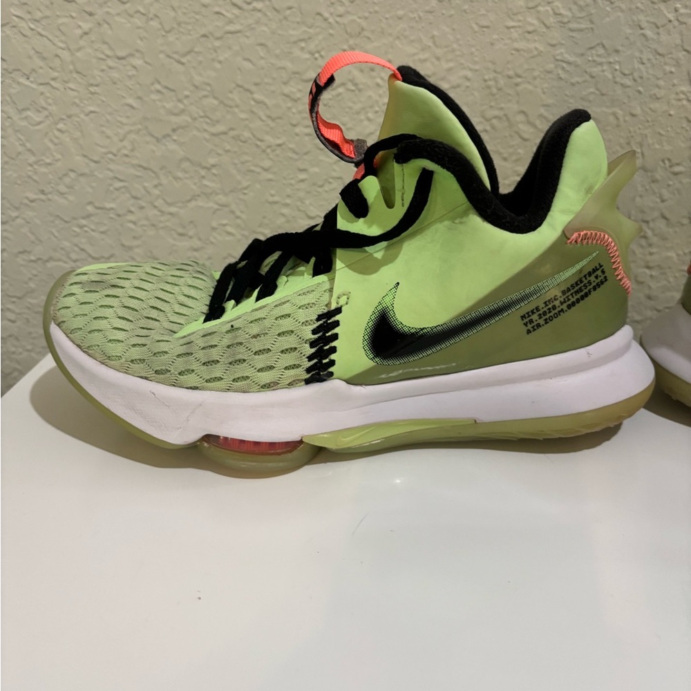 Nike LeBron Witness 5 Grinch, Size US 7